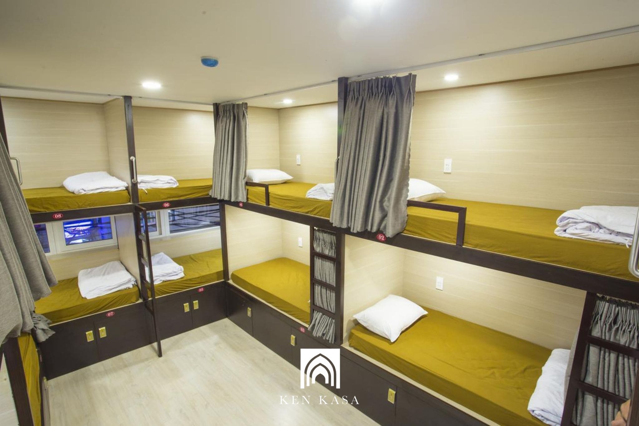 Hostel có vị trí thuận tiện giúp du khách dễ khám phá khu ăn uống và mua sắm 